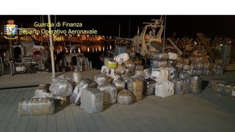 Zaplenjeno dve tone marihuane