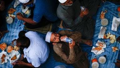 Podczas ramadanu wierni poszczą... i intensywnie  przeglądają Facebooka