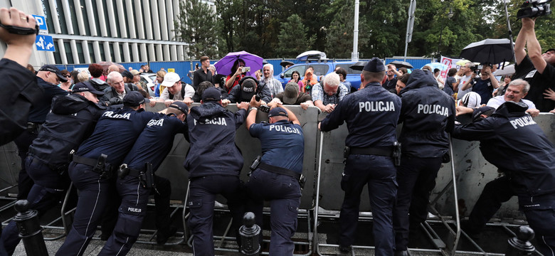 Dlaczego policja skuwa protestujących przed Sejmem? Rzecznik prasowy policji: tu chodzi o bezpieczeństwo