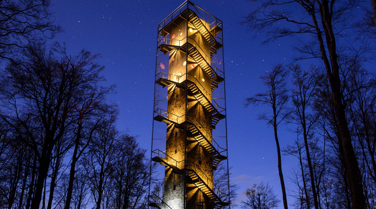 A 17 méteres kilátóra 13 métert ráépítettek, 162 lépcsőfok vezet fel /Fotó: MTI-Komka Péter