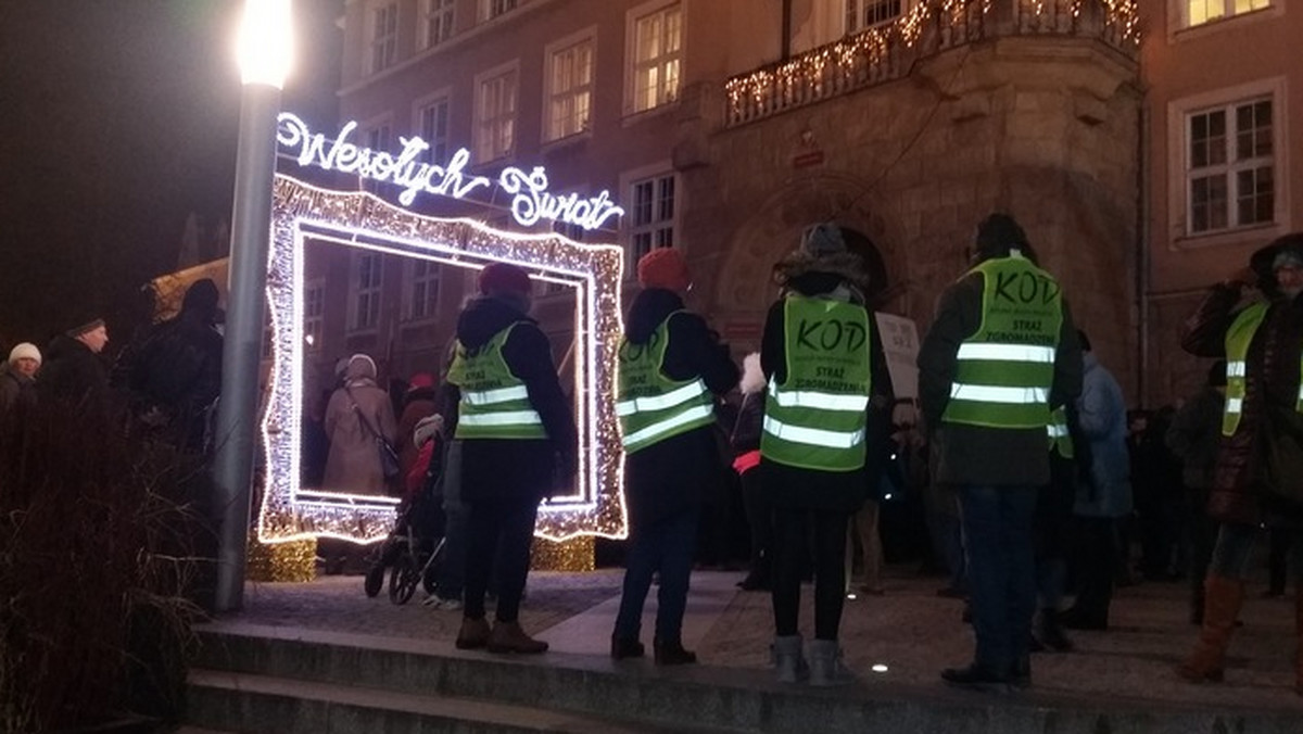 Mieszkańcy Olsztyna w różny sposób oddali hołd tym, którzy ucierpieli w czasie stanu wojennego. Przed miejscowym ratuszem odbył się tzw. strajk obywatelski, w którym uczestniczyli przeciwnicy obecnej władzy. O wydarzeniach sprzed 35 lat pamiętali też rządu zwolennicy.