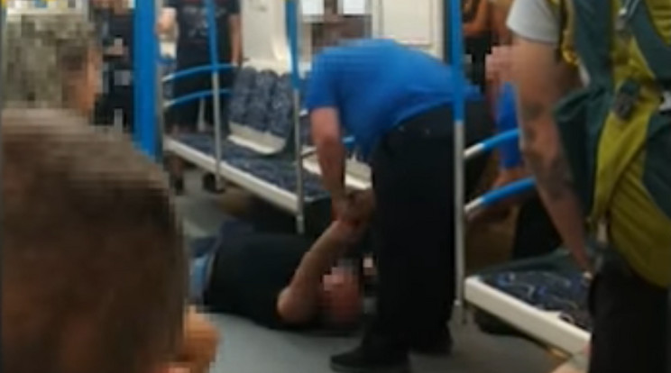 Egy férfi elájult a metrón 