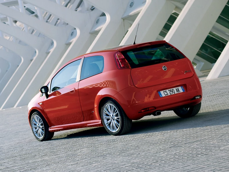 Miejski Fiat najczęściej jest napędzany 8-zaworowym benzyniakiem o pojemności 1,4 litra i mocy 77 koni mechanicznych. Przyspieszenie do pierwszej setki zajmuje Włochowi 13,2 sekundy.