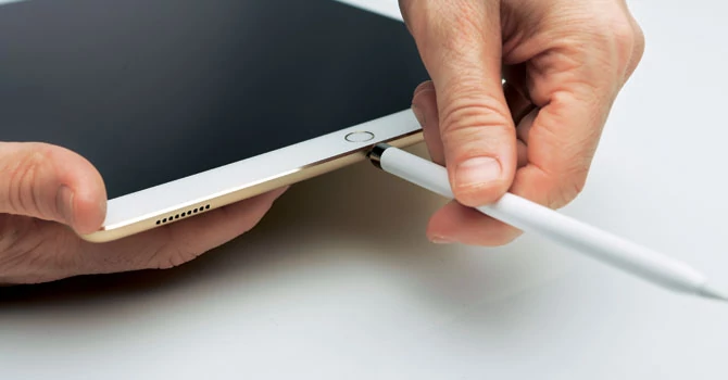 Parowanie rysika Apple Pencil z iPadem Pro jest dziecinnie proste - wystarczy odsłonić klapkę i włożyć rysik do gniazda Lightning iPada.
