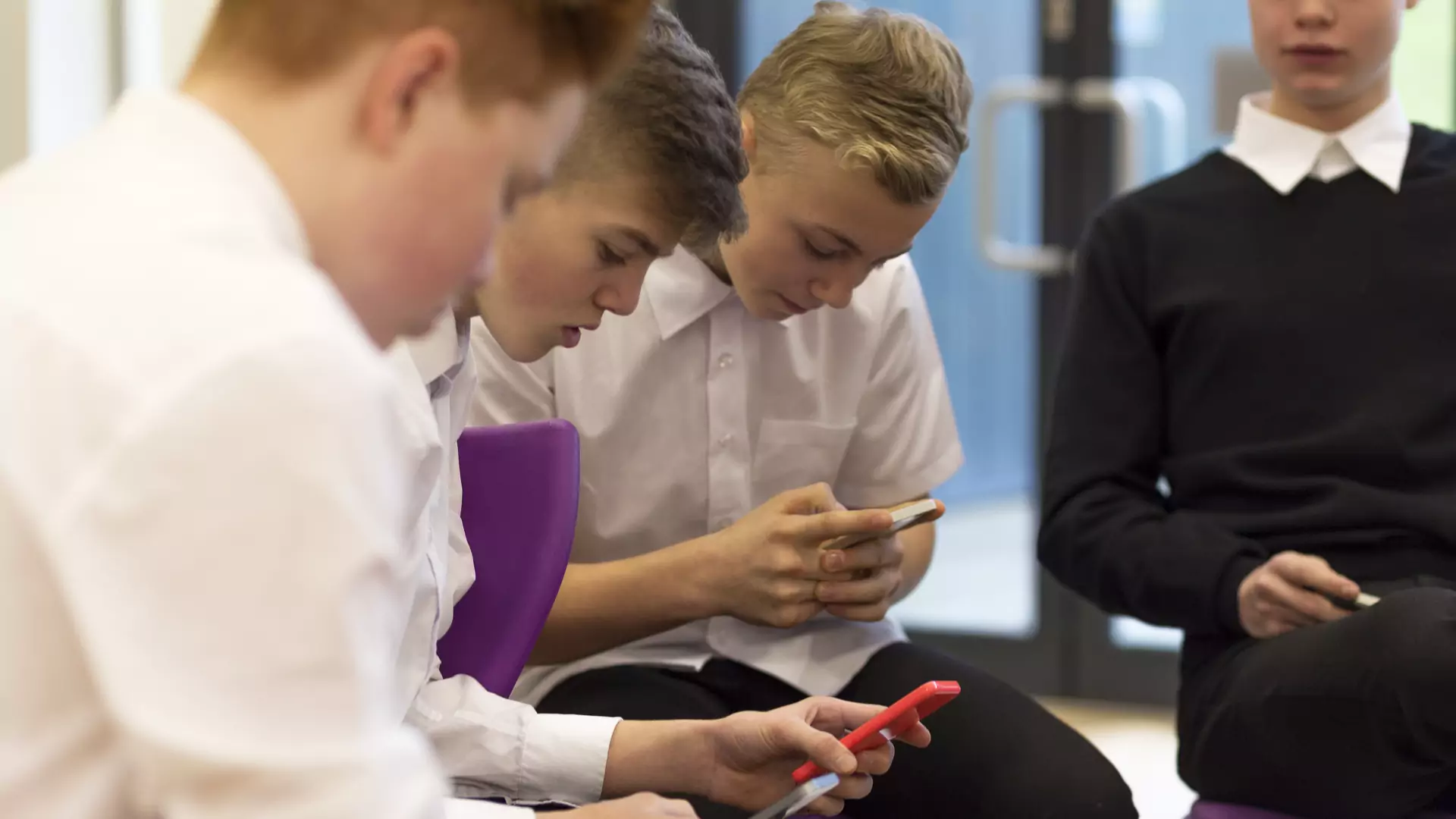 Całkowity zakaz używania smartfonów w szkołach. Tak, nawet podczas przerw