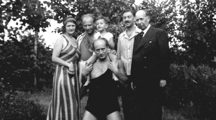 Rejtő Jenő (középen) és első felesége (balra)
családtagok között /Fotó:Petőfi Irodalmi Múzeum