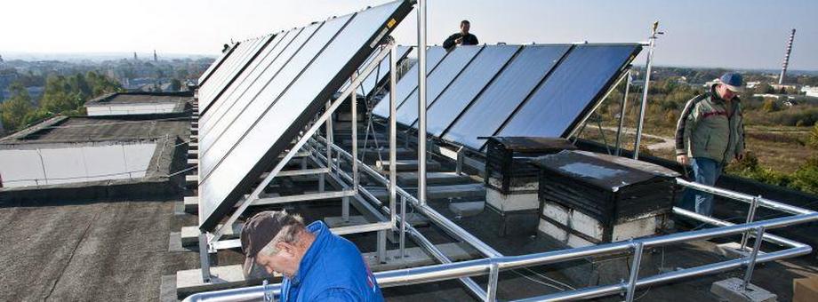 OZE_energetyka słoneczna_kolektory słoneczne na dachu