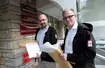 Redaktorzy „Auto Świata” przed wejściem do Ministerstwa Administracji i Cyfryzacji z petycją podpisaną przez 8,5 tysiąca czytelników – maj 2012 roku