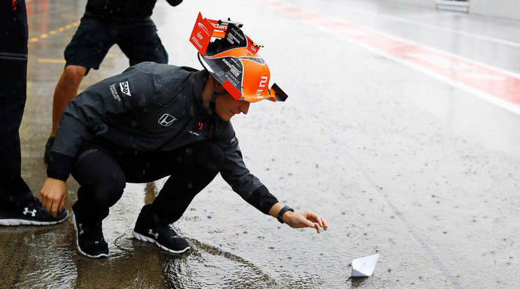 Vandoorne a McLarenje helyett ezúttal egy papírhajóval „körözött
a pályán”