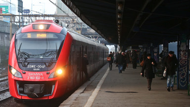 Pasażer stracił przytomność, w pociągu był defibrylator. Akcja ratunkowa na peronie