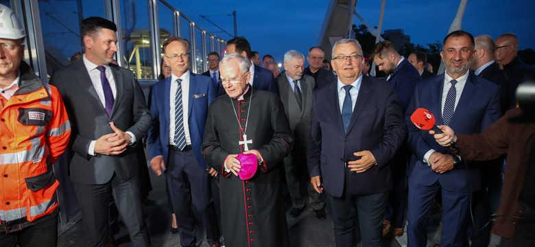 PiS na "szlaku dotrzymanego słowa". Abp Jędraszewski z kropidłem pochwalił "geniusz człowieczy"