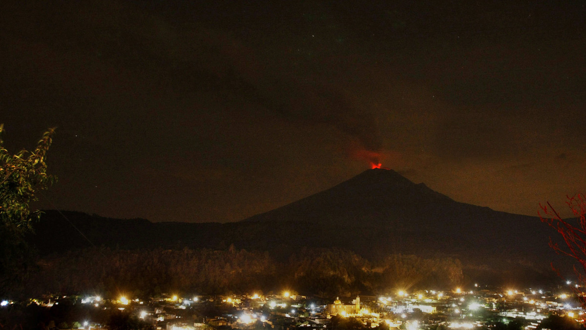 Popocatepetl, największy czynny wulkan w Meksyku, ponownie dał o sobie znać. Jak poinformowały meksykańskie władze, w sobotę doszło do wielu erupcji. Na szczęście - niewielkich. Z krateru wydobywała się lawa i popiół wulkaniczny.