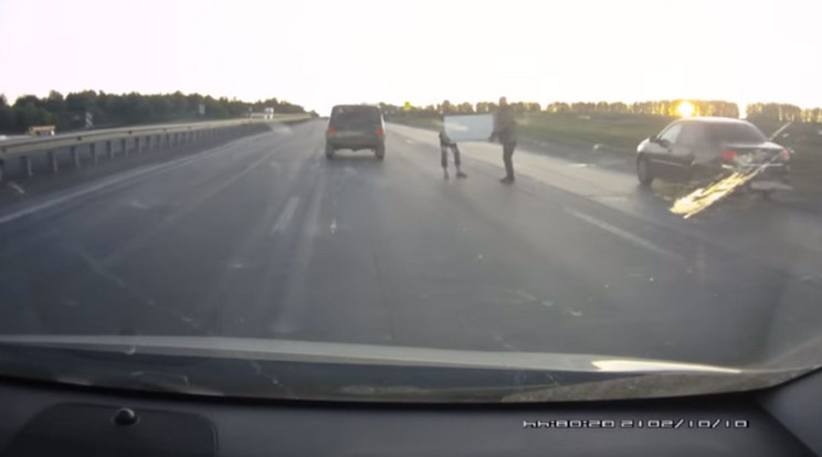 Két férfi szokatlan dologgal sétálgatott az autópályán Oroszországban