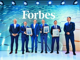 Nagradzający i nagrodzeni. Od lewej stoją: Paweł Zielewski („Forbes”),  Daniel Majewski (Bank Millennium),  Tomasz Pol (Bank Millennium), Michał Gajewski (Santander Bank Polska),     Marcin Gadomski (Bank Pekao S.A.) i Adrian Kurowski (Visa).