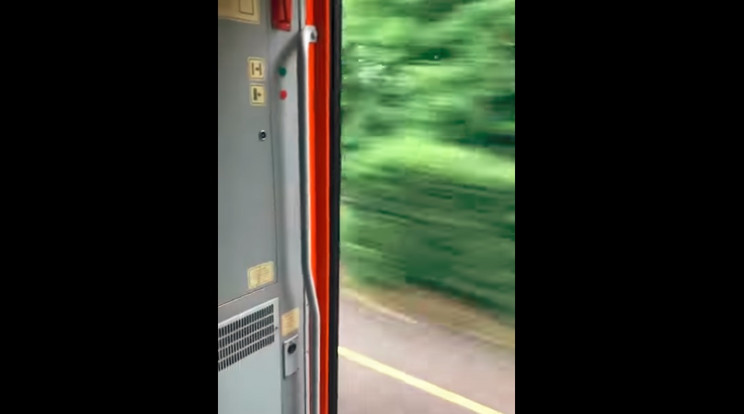 Veszélyben az utasok: Győrbe száguldott a vonat nyitott ajtóval