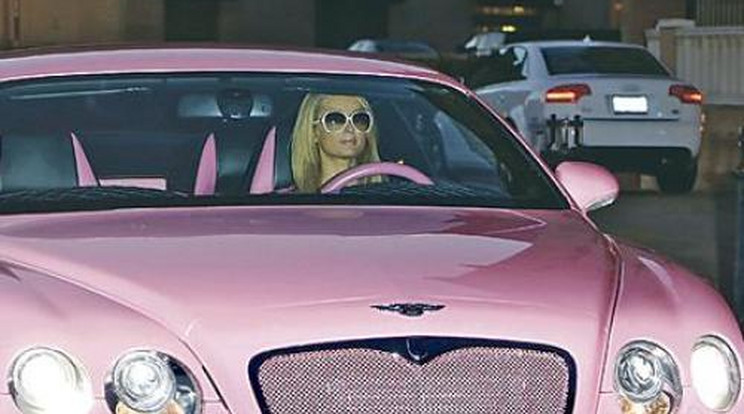 Ez Paris Hilton autója pink ruhákhoz