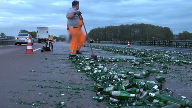 Setki litrów piwa rozlane na autostradzie. Kierowcy przecierali oczy ze zdumienia