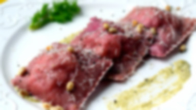 Czerwone ravioli z wędzonym łososiem i sosem z kopru włoskiego