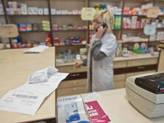 Nawet 30 proc. aptek w Polsce nie ma dostępu do platformy umożliwiającej weryfikację i wycofywanie z apteki potencjalnie sfałszowanych leków - twierdzą pracodawcy