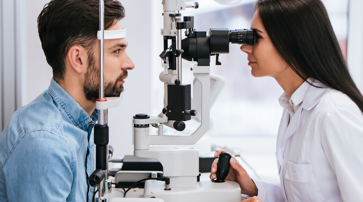 A szemészeti szűrővizsgálatok semmilyen fájdalommal nem járnak /Fotó: Shutterstock