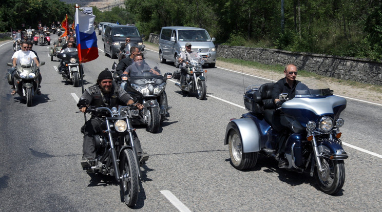 Vlagyimir Putyin orosz elnök több-
ször parádézott az Éjjeli Farkasokkal, 
maga is élükre állt a felvonulásokon/Fotó: Profimedia Reddot
