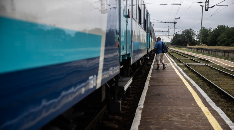Leesett a nagy sebességgel robogó vonat ütközőjéről a férfi, belehalt  / Képünk illusztráció (Fotó: Zsolnai Péter)
