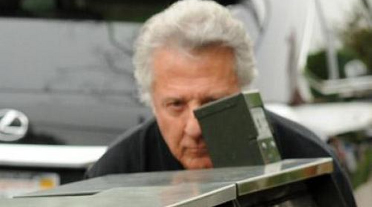 Így bújócskázik Dustin Hoffman a paparazzik elől – fotók!