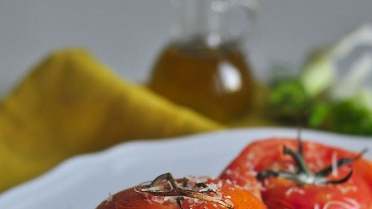 Pomidory zapiekane pachną obłędnie, a z dodatkiem fenkuła smakują wybornie.... Palce lizać! Nieskomplikowany przepis, a wspaniale może służyć jako dodatek do obiadu. Dasz się skusić?