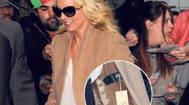 Ciki! Britney kabátján ott fityegett a cédula
