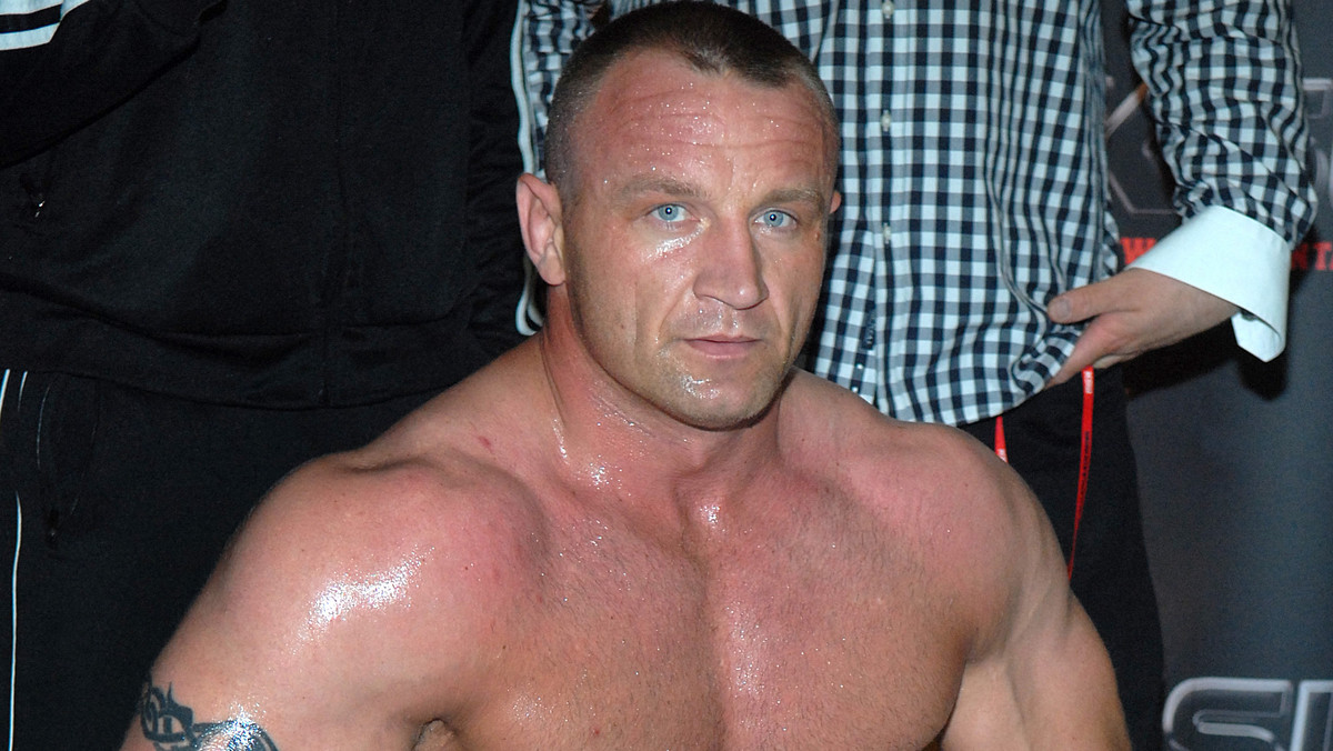 Większości ekspertów uważa, że Mariusz Pudzianowski jest zdecydowanym faworytem w walce z Pawłem "Popkiem" Rakiem (starcie odbędzie się 3 grudnia na gali KSW 37 w Krakowie). Kontrowersyjny raper wraca do MMA po ośmiu latach przerwy, a "Pudzian" praktycznie tyle samo czasu poświęcił na regularne treningi. - Pozytywnie wszystkich zaskoczę, nie będzie drugiej rundy – odgrażał się jednak Popek na wtorkowej konferencji prasowej.