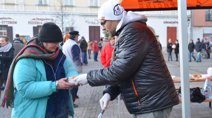 Horváth Lajos lencselevest főzött, 100 adagot osztott szét a rászorulóknak