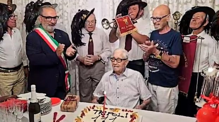 111. születésnapja alkalmából tavaly augusztusban köszöntötték  családtagjai az idős férfit /Fotó: Facebook
