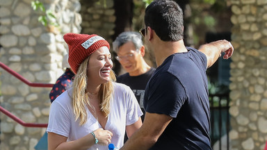 Hilary Duff z byłym mężem i ich synem na spacerze. Stara miłość nie rdzewieje?