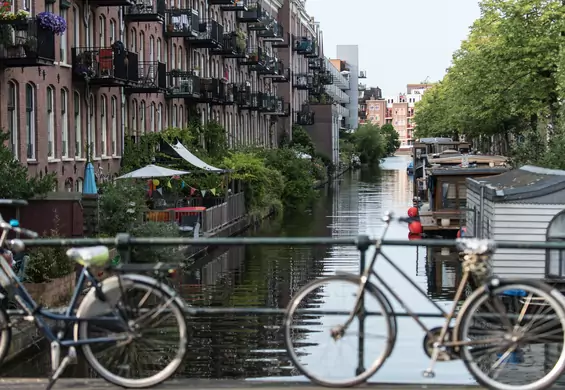 Amsterdam kilkadziesiąt lat temu kontra teraz. Tak miasto stało się rowerową stolicą
