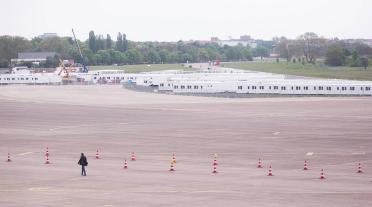 Ideiglenes befogadóállomás a berlini Tempelhof reptérnél / Fotó: AFP