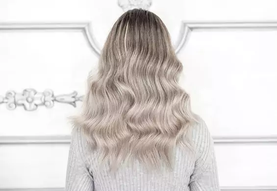 Sombre blond to trend, który podbija Instagram. Włosy wyglądają jak rozjaśnione od słońca