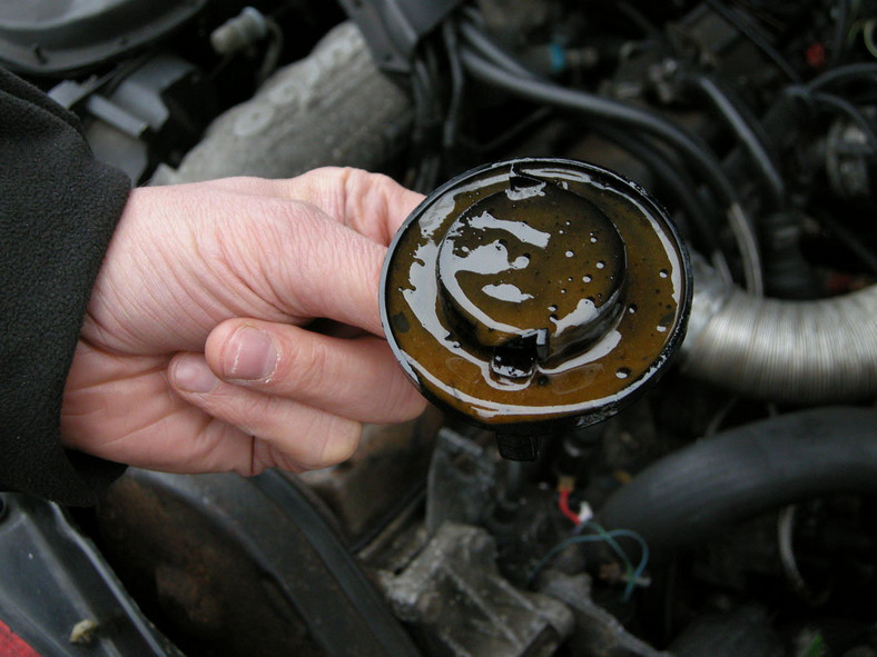 Kontrola jakości oleju silnikowego