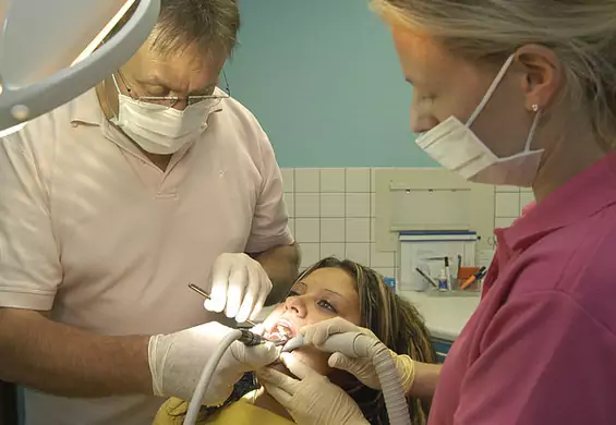 Koniec z drgawkami na myśl o dentyście. Zęby naprawi… lek na Alzheimera