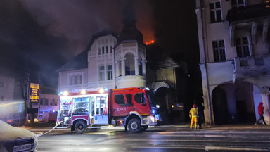 Pali się hotel w Ostrowie Wielkopolskim. Dwie osoby są ranne