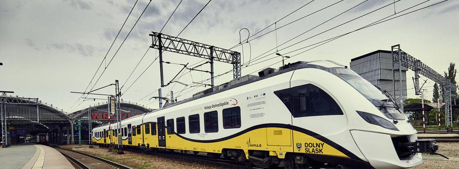 Pociąg należący do Kolei Dolnośląskich, wyprodukowany przez Newag. Wkrótce do parku taborowego dołączą dwa składy hybrydowe