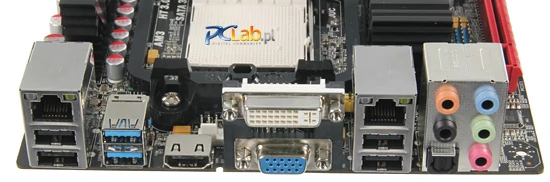 Na panelu wejścia-wyjścia są dwa złącza LAN, dwa gniazda USB 3.0, cztery USB 2.0, trzy wyjścia wideo, a także wyjścia audio