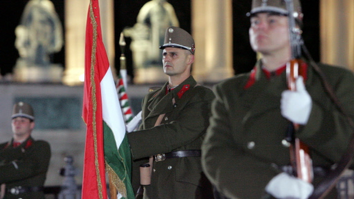 Minister obrony Węgier Imre Szerekes nakazał wojskowym skrócić wąsy i zakazał noszenia bokobrodów. Specjalne rozporządzenie ministra przewiduje, że od stycznia 2010 roku zostają wprowadzone zmiany nie tylko w mundurach węgierskich żołnierzy i oficerów, lecz zmieniają się także zasady "prawidłowego ułożenia włosów" na ich twarzach.