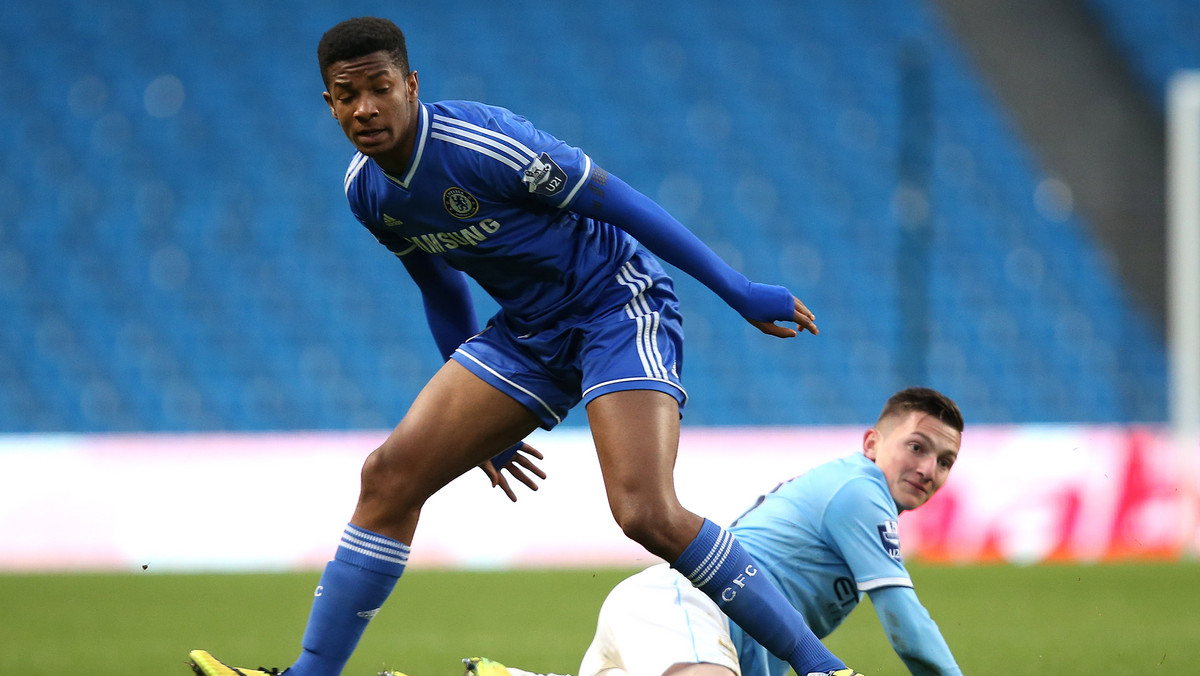 Kasey Palmer, zawodnik Chelsea U-21, znów zachwyca. Piłkarz ostatnio zaskoczył swoich kolegów piękną bramką piętką, którą porównuje się do uderzenia Zlatana Ibrahimovicia. Teraz w sieci furorę robi kolejne trafienie Palmera. To pochodzi z meczu z Southampton.