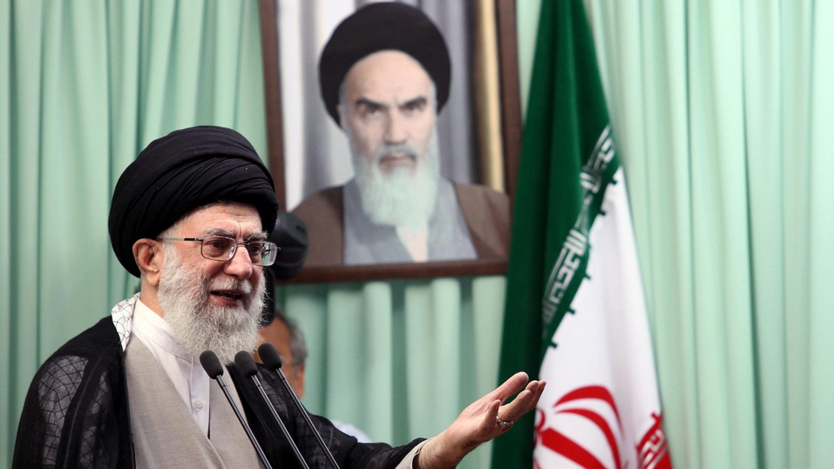 Duchowo-polityczny przywódca Iranu ajatollah Ali Chamenei ostrzegł dzisiaj powstańców w państwach arabskich, by "nie ufali" państwom Zachodu i "poszukiwali własnych rozwiązań w islamie".