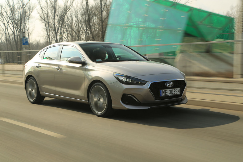 Hyundai i30 Fastback 1.4 T-GDI DCT - kompakt z ambicjami do klasy premium