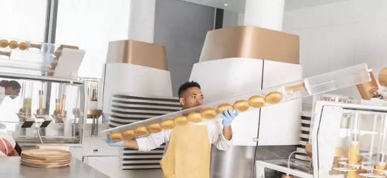 Powstał pierwszy robot-kucharz przygotowujący hamburgery od podstaw