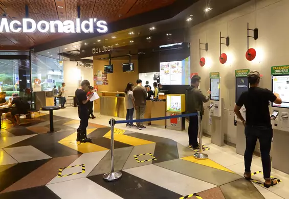 McDonald's testuje otwarcie według zasad dystansu społecznego