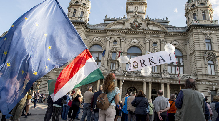 Százak gyűltek össze a Városháza előtt, és Borkai távozását követelték / Fotó: MTI Krizsán Csaba