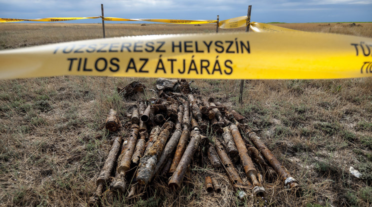 Már rengeteg régi robbanószerkezetet találtak a helyszínen / Fotó: MTI - Czeglédi Zsolt