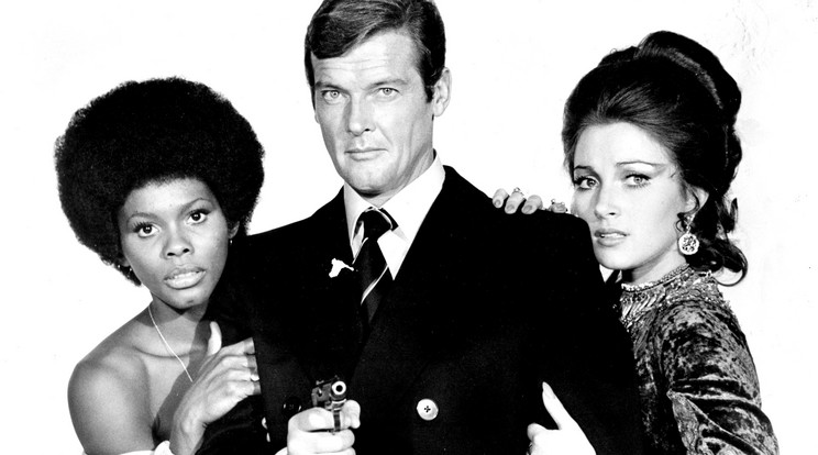 Roger Moore, Bond-ot alakítva Gloria Hendry-vel Jane Seymour-ral /Fotó:Northfoto